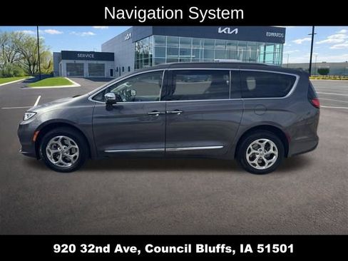 Used 2021 Chrysler Pacifica Limited AWD/4WD image 6