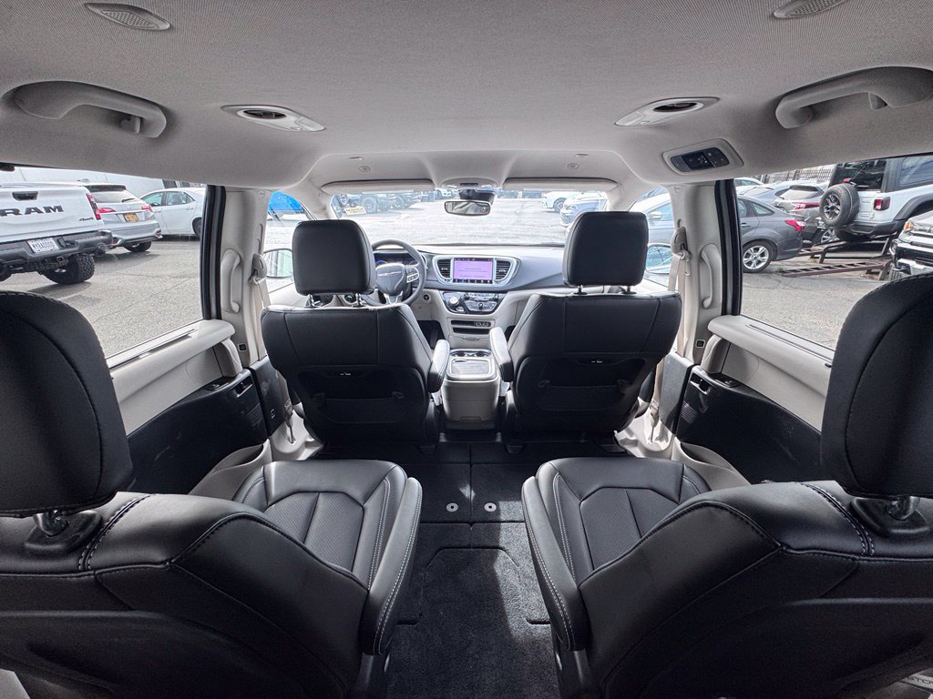 Used 2023 Chrysler Pacifica Touring-L FWD image 26