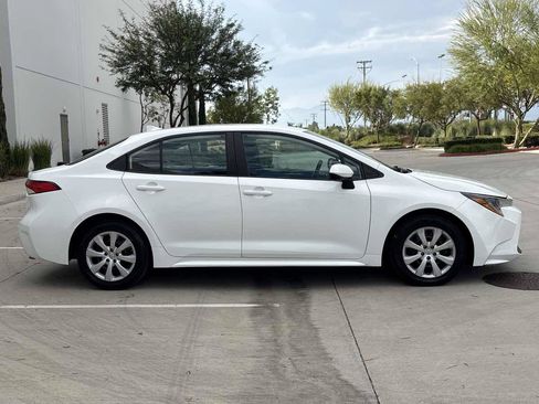 Used 2021 Toyota Corolla LE FWD image 2