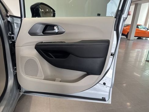 Used 2024 Chrysler Pacifica Touring-L FWD image 46