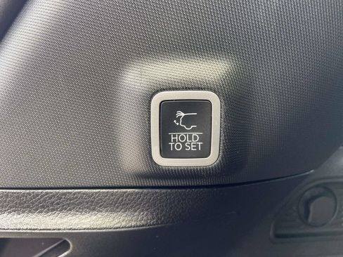 Used 2023 Jeep Grand Cherokee Altitude AWD/4WD image 9
