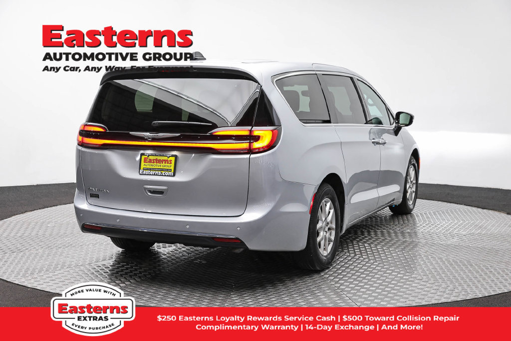Used 2024 Chrysler Pacifica Touring-L FWD image 6