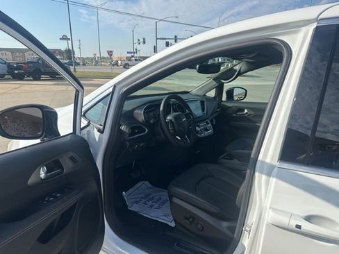 New 2026 Chrysler Pacifica Select image 15