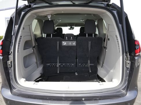 Used 2021 Chrysler Pacifica Touring image 17