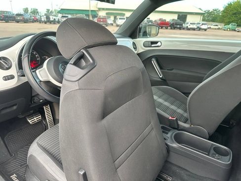 Used 2012 Volkswagen Beetle Launch Edition FWD image 20