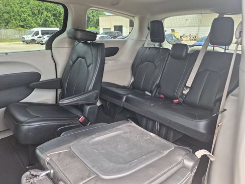 Used 2024 Chrysler Pacifica Touring-L FWD image 29