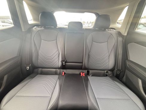 Used 2026 Volkswagen Tiguan SE AWD/4WD image 33