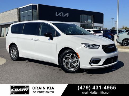 Used 2024 Chrysler Pacifica Limited image 1