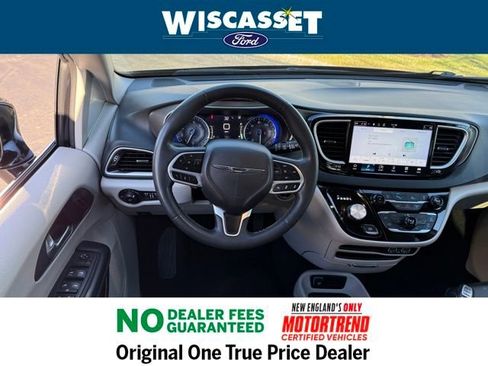 Used 2024 Chrysler Pacifica Touring-L image 7