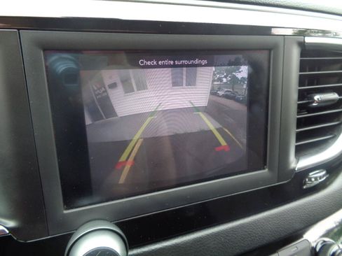 Used 2020 Chrysler Pacifica Touring-L FWD image 32