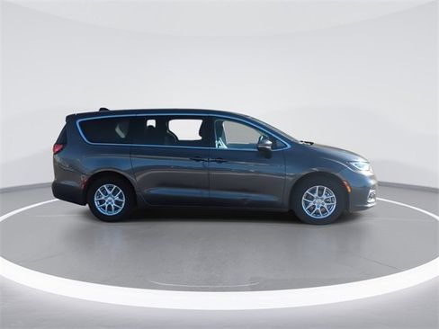 Used 2023 Chrysler Pacifica Touring-L image 9