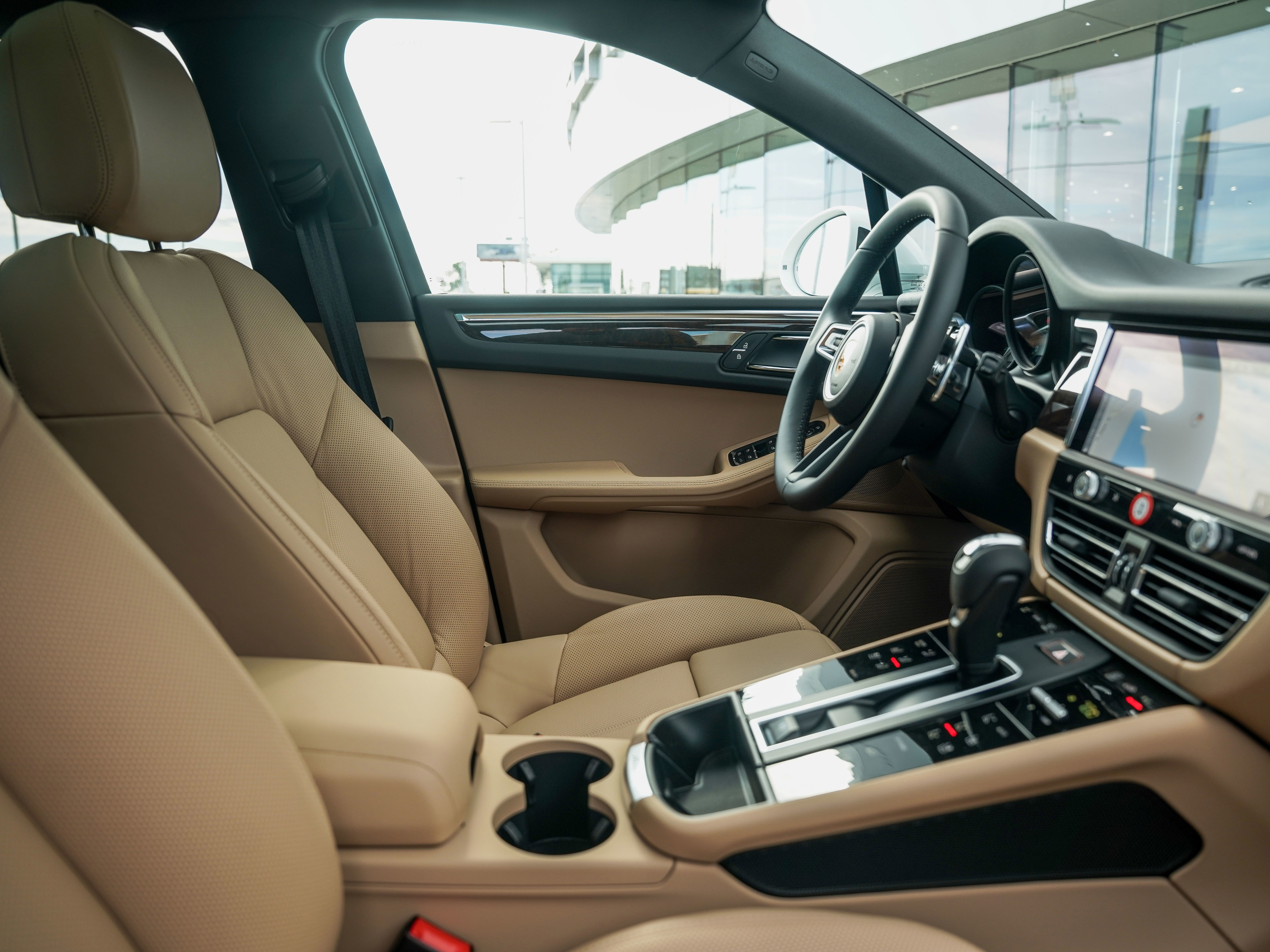 Certified 2026 Porsche Macan AWD/4WD image 32