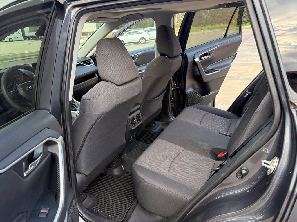 Used 2019 Toyota RAV4 XLE w/ Convenience Package FWD image 27