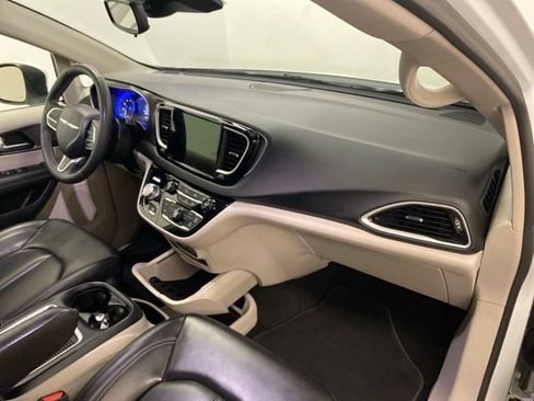 Used 2023 Chrysler Pacifica Touring-L FWD image 22