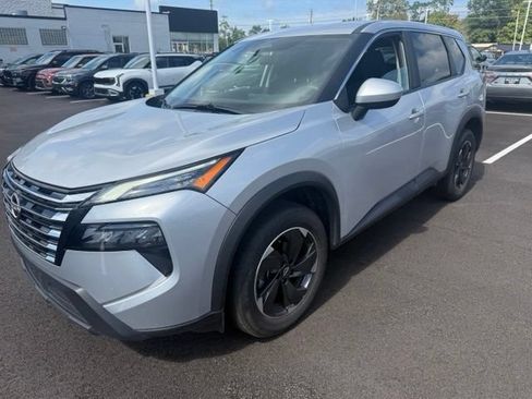 Used 2025 Nissan Rogue SV AWD/4WD image 2