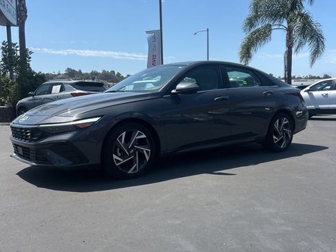 Used 2025 Hyundai Elantra Limited FWD image 1