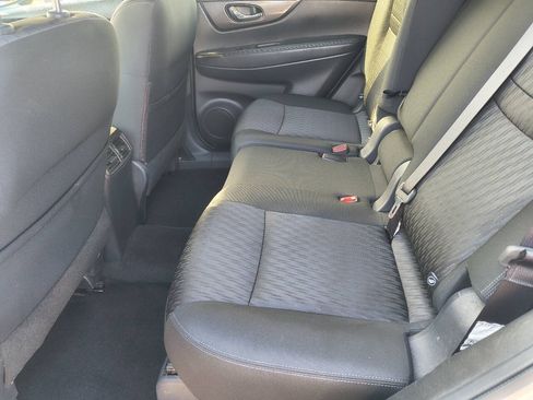 Used 2017 Nissan Rogue SV AWD/4WD image 18