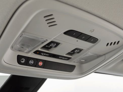 Used 2020 Chevrolet Traverse Premier image 39