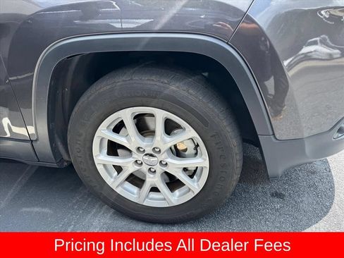 Used 2018 Jeep Cherokee Latitude Plus AWD/4WD image 2