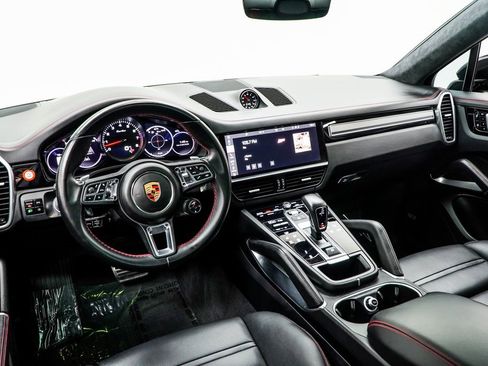 Used 2021 Porsche Cayenne Turbo image 5