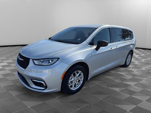 Used 2024 Chrysler Pacifica Touring-L image 3