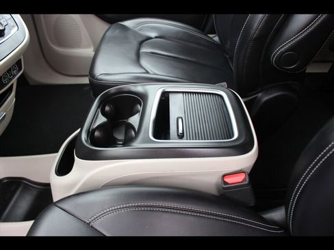 Used 2023 Chrysler Pacifica Touring-L FWD image 31
