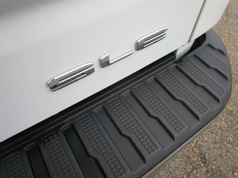 Used 2024 GMC Sierra 1500 SLE w/ X31 Off-Road Package image 12