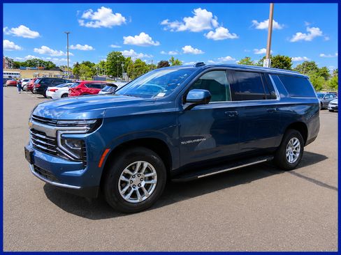 Used 2025 Chevrolet Suburban LT AWD/4WD image 1