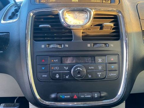 Used 2012 Chrysler Town & Country Touring-L w/ Entertainment Group #2 FWD image 19