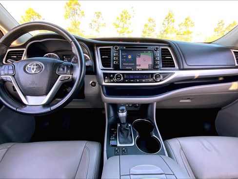 Used 2018 Toyota Highlander XLE image 14