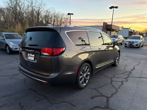 Used 2017 Chrysler Pacifica Limited w/ UConnect Theater Package image 5