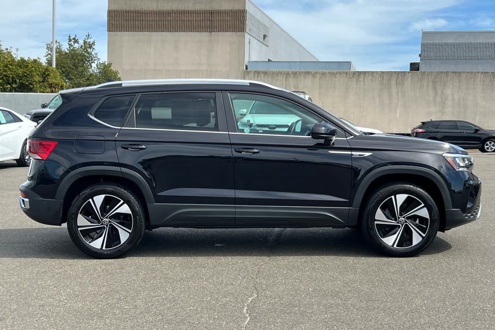 Used 2024 Volkswagen Taos SE w/ Panoramic Sunroof Package AWD/4WD image 6