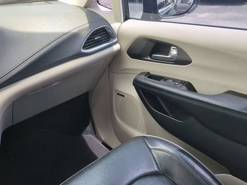 Used 2019 Chrysler Pacifica Limited w/ Advanced Safetytec Group FWD image 20