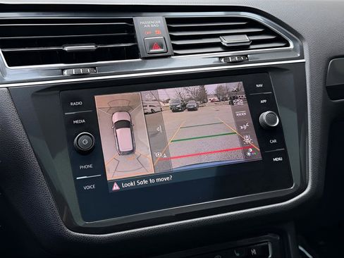 Used 2018 Volkswagen Tiguan SEL Premium image 34