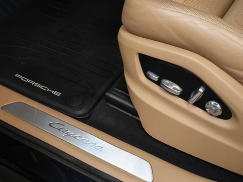 Certified 2019 Porsche Cayenne E-Hybrid AWD/4WD image 28