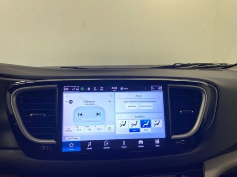 Used 2023 Chrysler Pacifica Touring-L FWD image 11