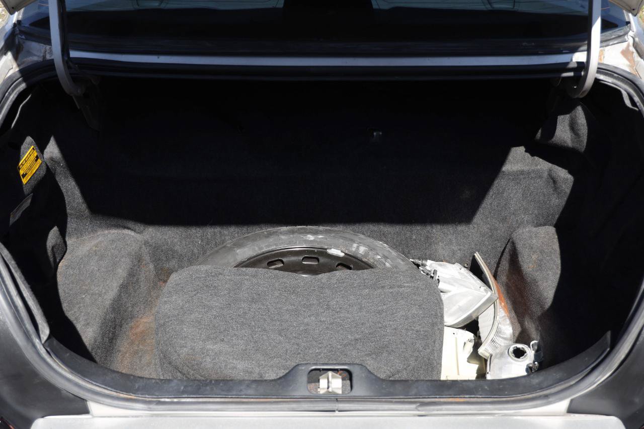 Used 2005 Ford Crown Victoria LX RWD image 23