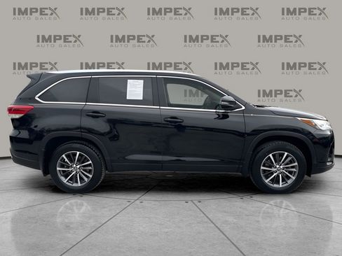 Used 2019 Toyota Highlander XLE image 6