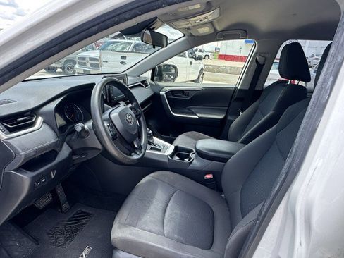 Used 2021 Toyota RAV4 LE FWD image 4