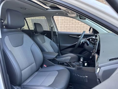 New 2025 Kia Niro EX Touring image 19