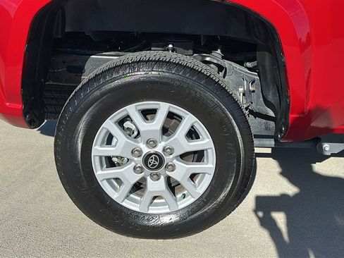 Used 2025 Toyota Tacoma SR5 AWD/4WD image 17