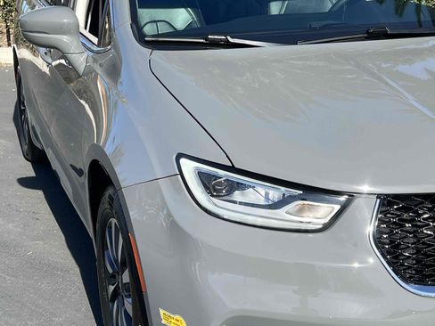 Used 2022 Chrysler Pacifica Touring-L image 58