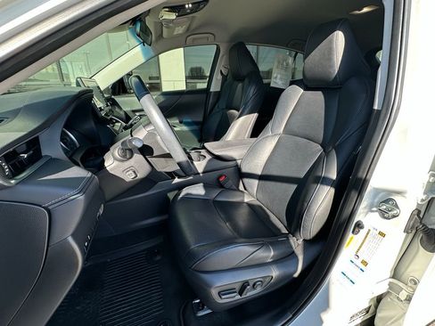 Used 2022 Toyota Venza XLE image 18