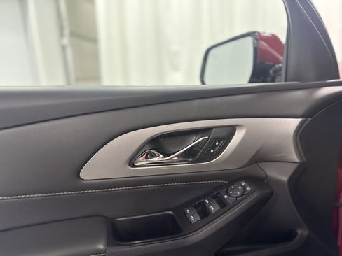 Used 2020 Chevrolet Traverse LT image 12