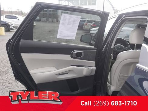 Used 2023 Kia Sorento EX image 17