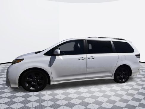 Used 2011 Toyota Sienna SE w/ Preferred Pkg FWD image 2