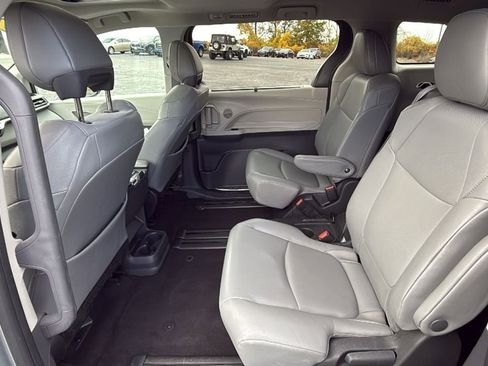 Used 2024 Toyota Sienna XLE image 35