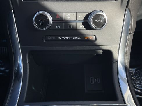 Used 2024 Ford Edge Titanium image 28