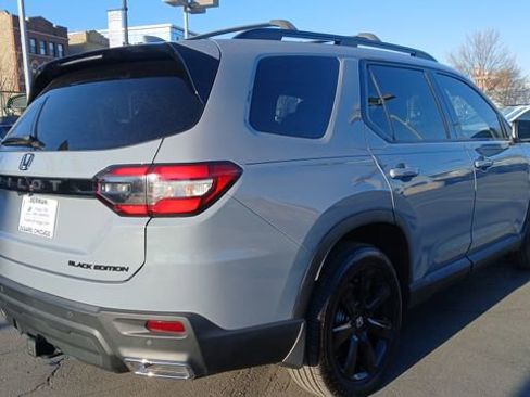 Used 2025 Honda Pilot Black Edition image 3