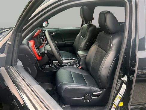 Certified 2018 Toyota Tacoma TRD Sport AWD/4WD image 9